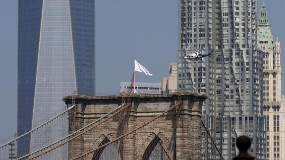 Un helicóptero de la policía de Nueva York sobrevuela el puente de Brooklyn