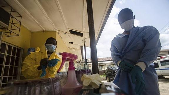 Personal médico atiende a pacientes infectados por ébola. 
