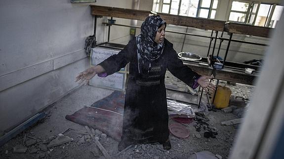 Una mujer, en el colegio bombardeado.