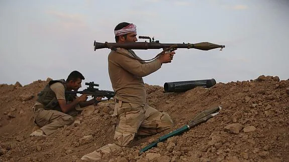 Un miliciano peshmerga lucha contra los yihadistas del Estado Islámico. 