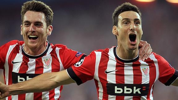 Aduriz celebra su primer gol.