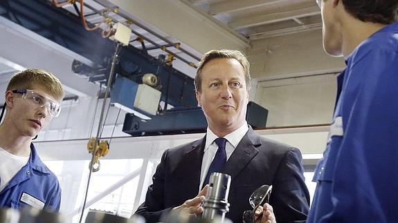 Cameron, hoy, durante una visita a una fábrica en Edimburgo.
