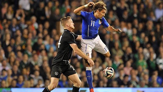 Cerci (d), durante un partido con Italia. 