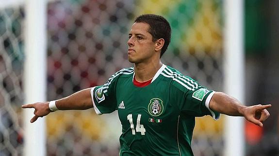 'Chicharito' celebra un gol con su selección. 