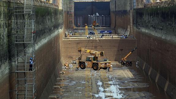 Un grupo de hombres realiza trabajos de mantenimiento en cámara seca en la esclusa de Miraflores en el Canal de Panamá. 