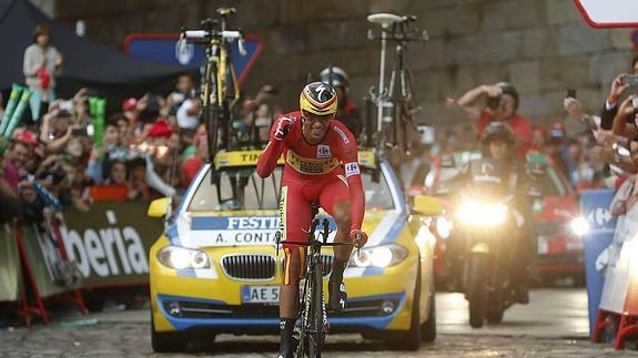Contador celebra su victoria en la Vuelta a España tras llegar a la meta de Santiago. 