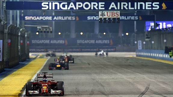 Alonso pilota en Singapur. 