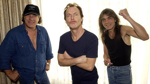 Brian Johnson, Angus Young, y Malcolm Young.