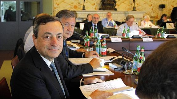 Mario Draghi preside la reunión.