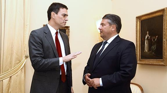 Pedro Sánchez (i), durante un encuentro con el vicecanciller y líder del Partido Socialdemócrata Alemán.