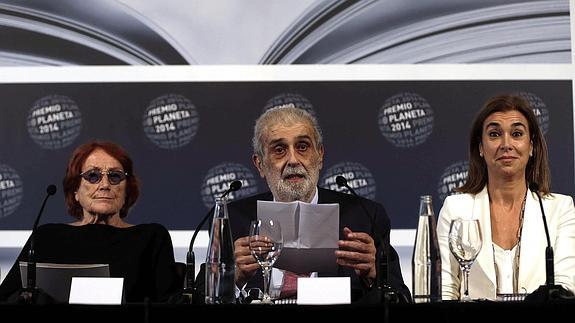 El presidente del Grupo Planeta, José Manuel Lara , junto a Rosa Regás (i) y Carmen Posadas.