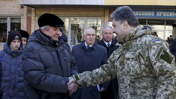 Petró Poroshenko, durante su visita al este del país. 