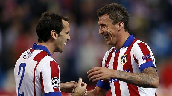 Mandzukic celebra su gol con Godín. 