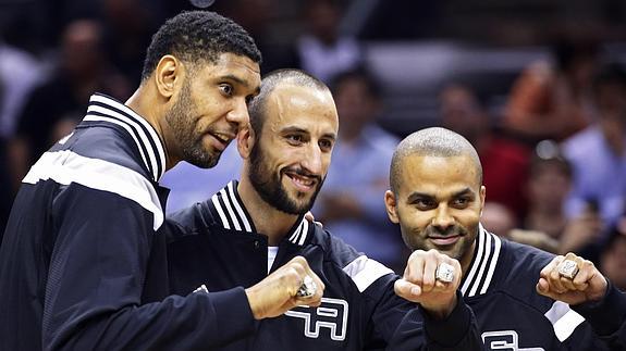 Los Spurs recibieron su anillo de campeones. 