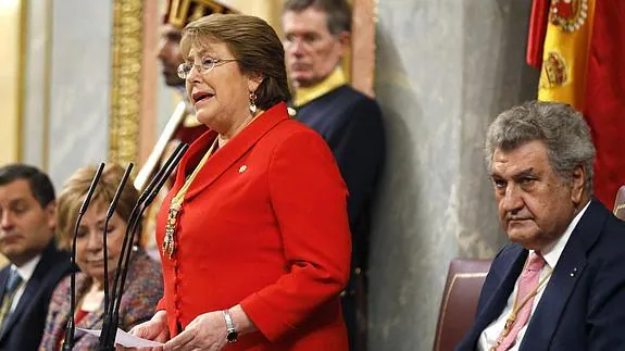 La presidenta chilena, Michelle Bachelet, junto al presidente del Congreso, Jesús Posada. 