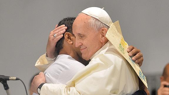 El Papa saluda a un joven.