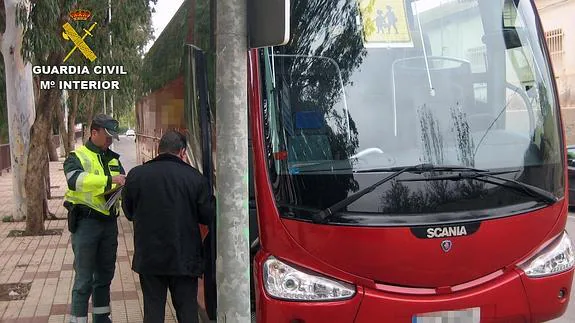 Un agente, junto al conductor denunciado por duplicar la tasa de alcoholemia. 