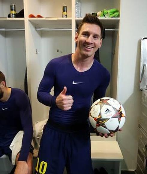 Leo Messi posa con el balón del partido. 