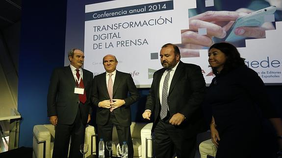 José Luis Sainz, a la izquierda de Luis de Guindos.  