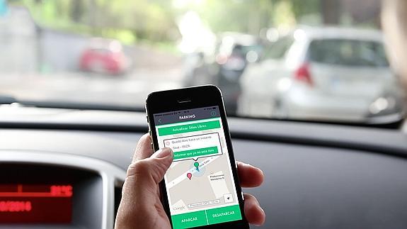 Un conductor utiliza esta 'app' para encontrar sitio.