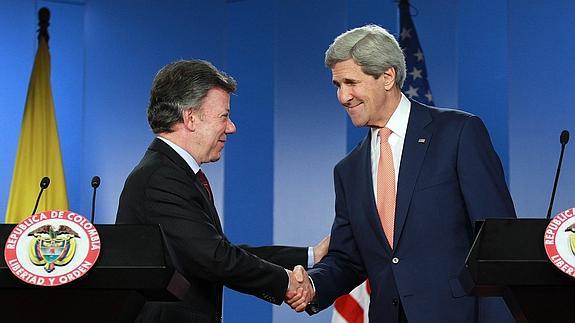 El presidente de Colombia (i) y el secretario de Estado de Estados Unidos, John Kerry (d), en Bogotá.