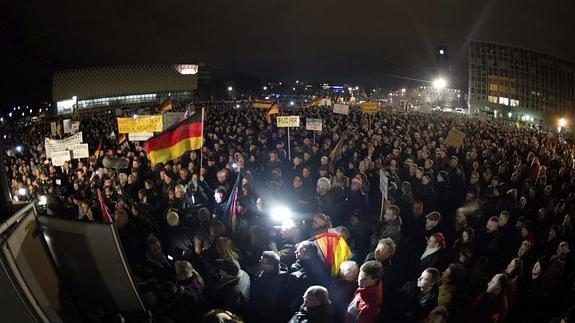 Miles de personas participan en la manifestación convocada por el movimiento "Patriotas Europeos contra la Islamización de Occidente". 