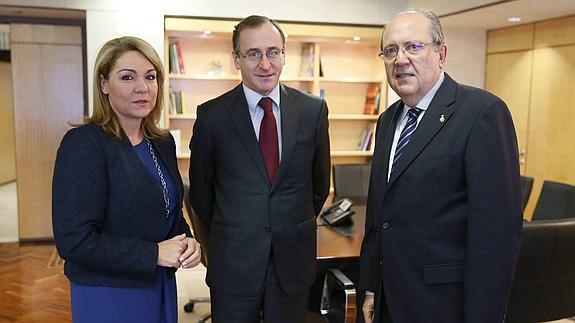 El ministro de Sanidad, Alfonso Alonso (c), junto a la secretaria de Estado de Servicios Sociales, Susana Camarero, y el presidente de Cruz Roja Española, Juan Manuel Suárez de Toro.