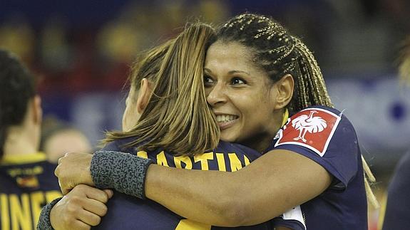 Marta Mangué (d) abraza a Carmen Martín tras la victoria.