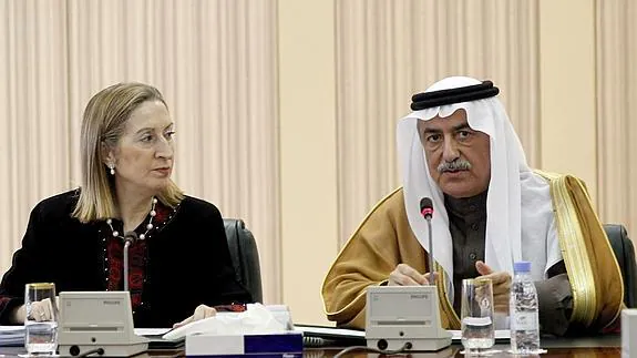 La ministra de Fomento, Ana Pastor conversa con el ministro de Finanzas de Arabia Saudí, Ibrahim Abdulaziz Al-Assaf. 