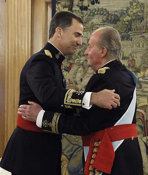 El rey Felipe VI junto a su padre el rey Juan Carlos. 