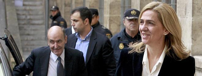 La infanta Cristina, seguida por su abogado Miquel Roca, en los juzgados de Palma 