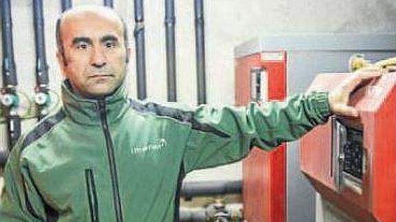 Rosendo García, de Imener, junto a una caldera. 