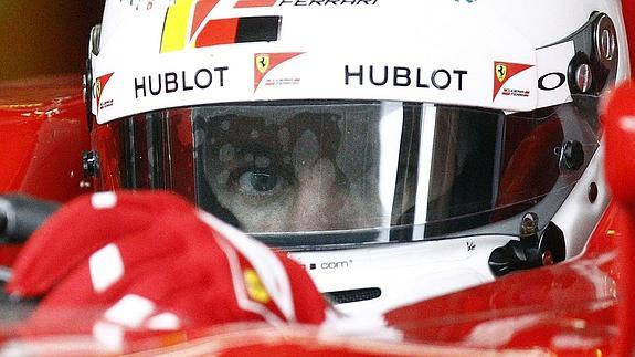 Un piloto de Ferrari se prepara en su monoplaza. 