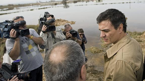 Pedro Sánchez, durante la visita que ha efectuado a Boquiñeni. 