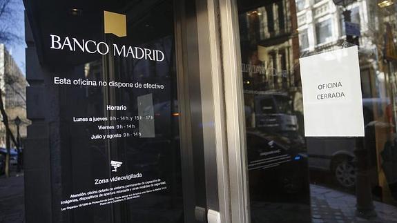 Oficina de Banco Madrid en la capital con un cartel de 'cerrado'.