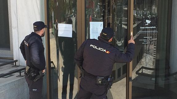 Agentes de Policía entran hoy en el Banco Madrid.