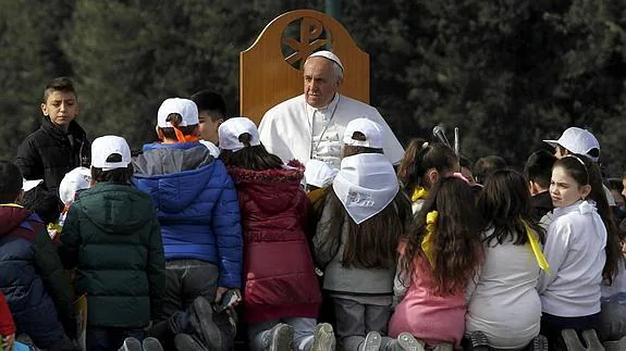 Francisco, con unos niños en Nápoles. 