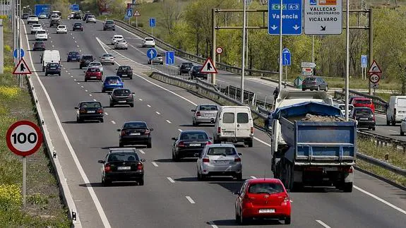 Las vacaciones de Semana Santa comenzaron ayer con los primeros atascos en las carreteras. 