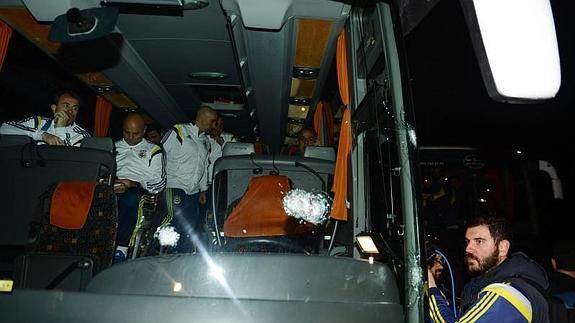 Autobús del Fenerbahçe tras el tiroteo. 
