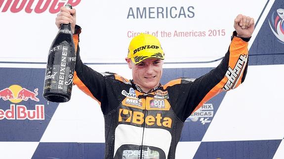 Sam Lowes celebra su triunfo. 