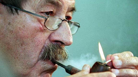 Günter Grass, con su característica pipa. 