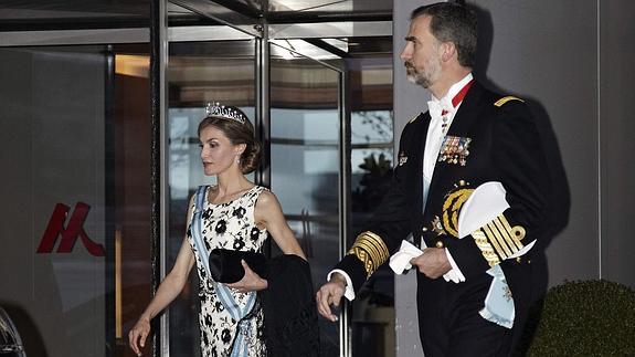 Los Reyes Felipe VI y Letizia a su salida del Hotel Mariott de Copenhague para asistir a la cena de gala que se celebra con motivo del 75 cumpleaños de la reina Margarita II de Dinamarca.