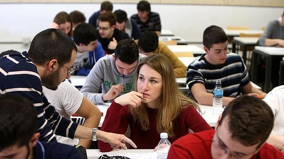 Estudiantes de ingeniería en la UR.