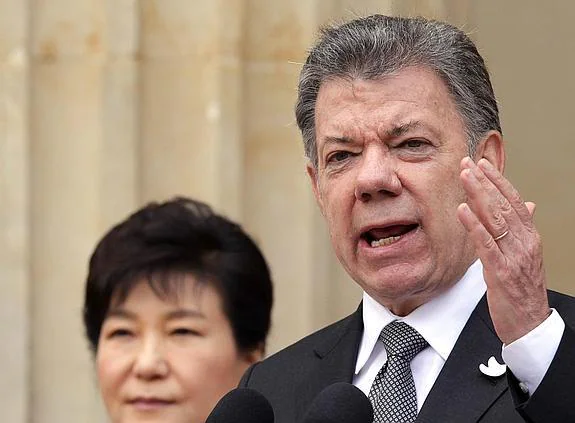 El presidente de Colombia, Juan Manuel Santos, da un discurso junto a la presidenta de Corea del Sur, Park Geun-hye.