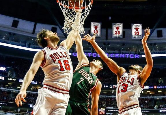 Pau Gasol y su compañero Joakim Noah luchan por el balón contra Ersan Ilyasova. 