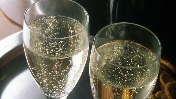 Copas de champán sobre una bandeja.