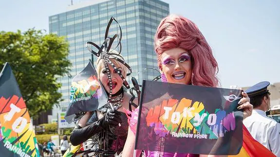 Dos manifestantes, durante la marcha de Tokio.