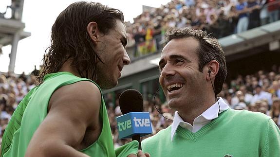 Corretja entrevista a Nadal tras uno de sus títulos de Roland Garros. 