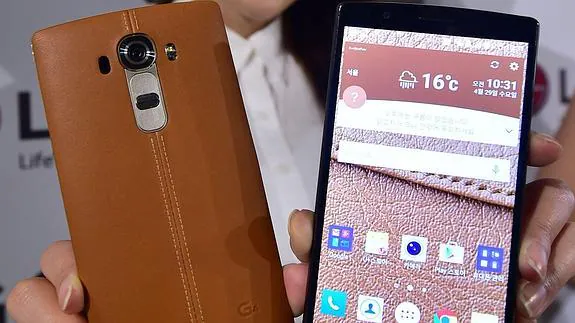 Una modelo muestra el nuevo G4 de LG.