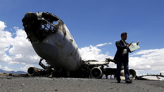 Restos de un avión destruido tras los bombardeos sobre el aeropuerto de Saná.